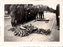 Charger l&#39;image dans la galerie, PHOTO SOLDATS SS DEVANT LA TOMBE DU SOLDAT INCONNU
